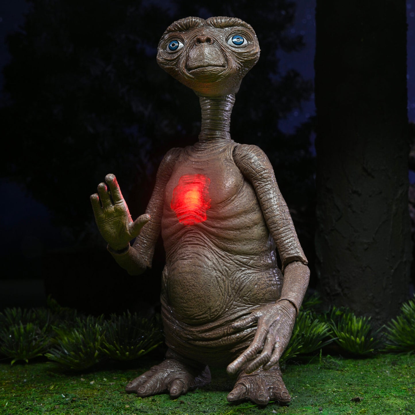 NECA: E.T. - Deluxe Ultimate E.T. with LED Chest 7" Tall Action Figure